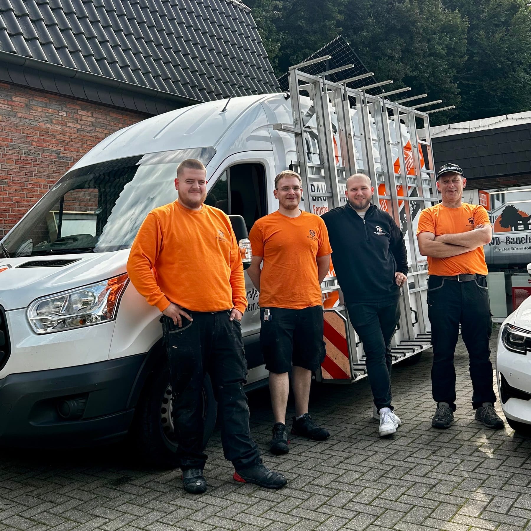 Das MD Bauelemente Team vor dem Montagewagen in Haltern am See