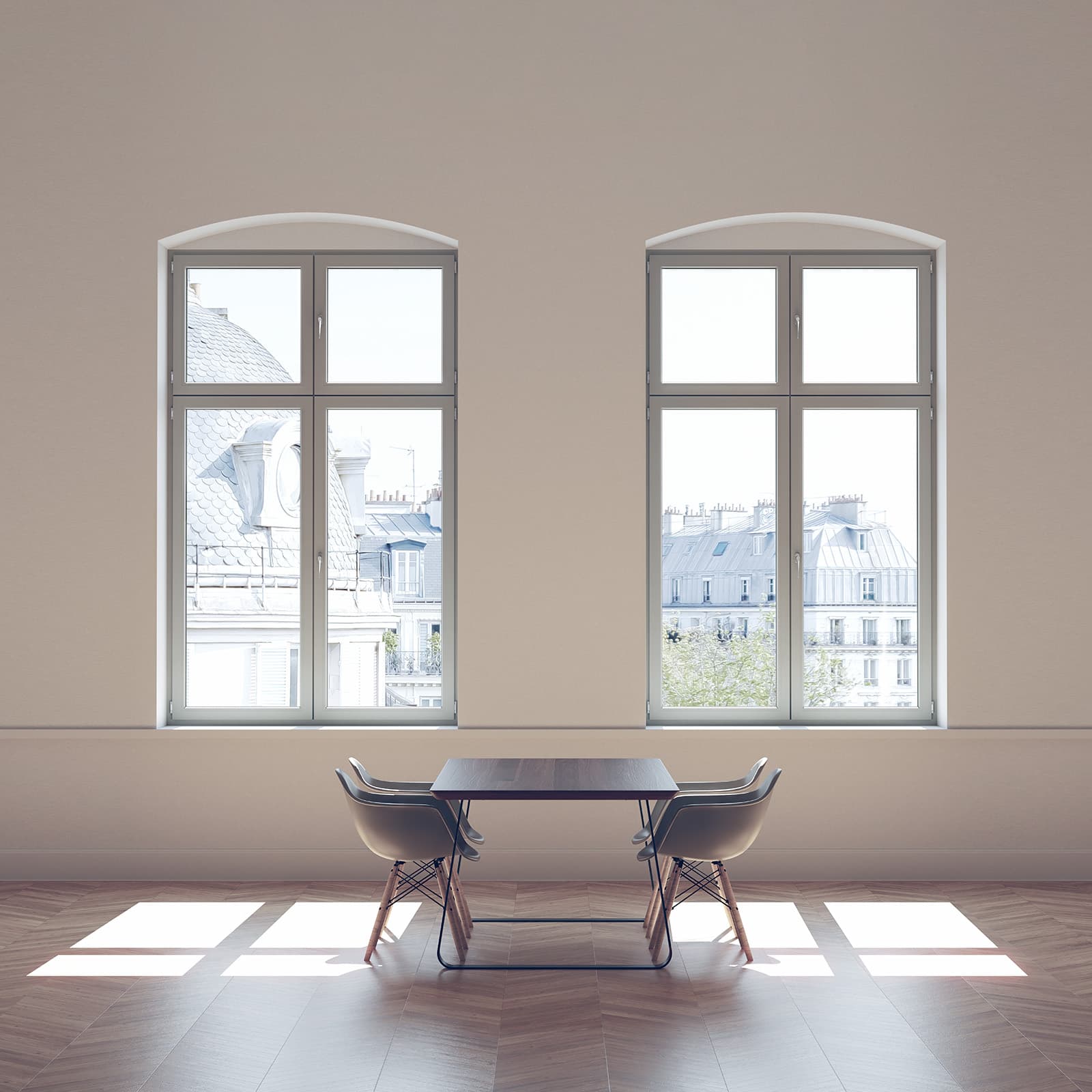 Heller Wohnraum mit neuen Kunststofffenstern und Sonnenlicht auf dem Parkett