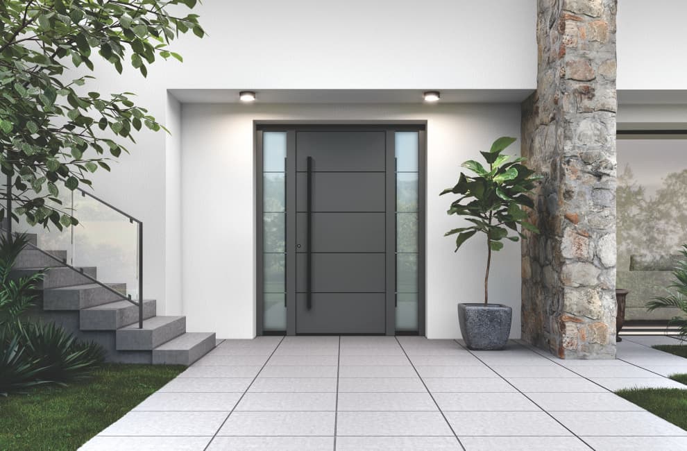 Moderner Hauseingang mit Inotherm Aluminium-Haustür in Anthrazit
